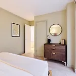 The Wray Crescent Hideout - Stylish 4Bdr With Parking