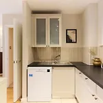 The Wray Crescent Hideout - Stylish 4Bdr With Parking