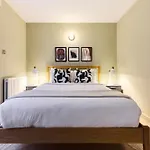 The Wray Crescent Hideout - Stylish 4Bdr With Parking