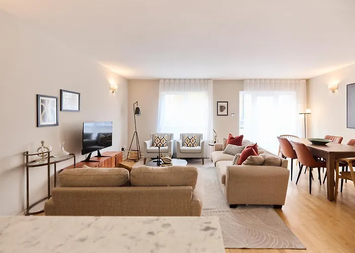 The Wray Crescent Hideout - Stylish 4Bdr With Parking