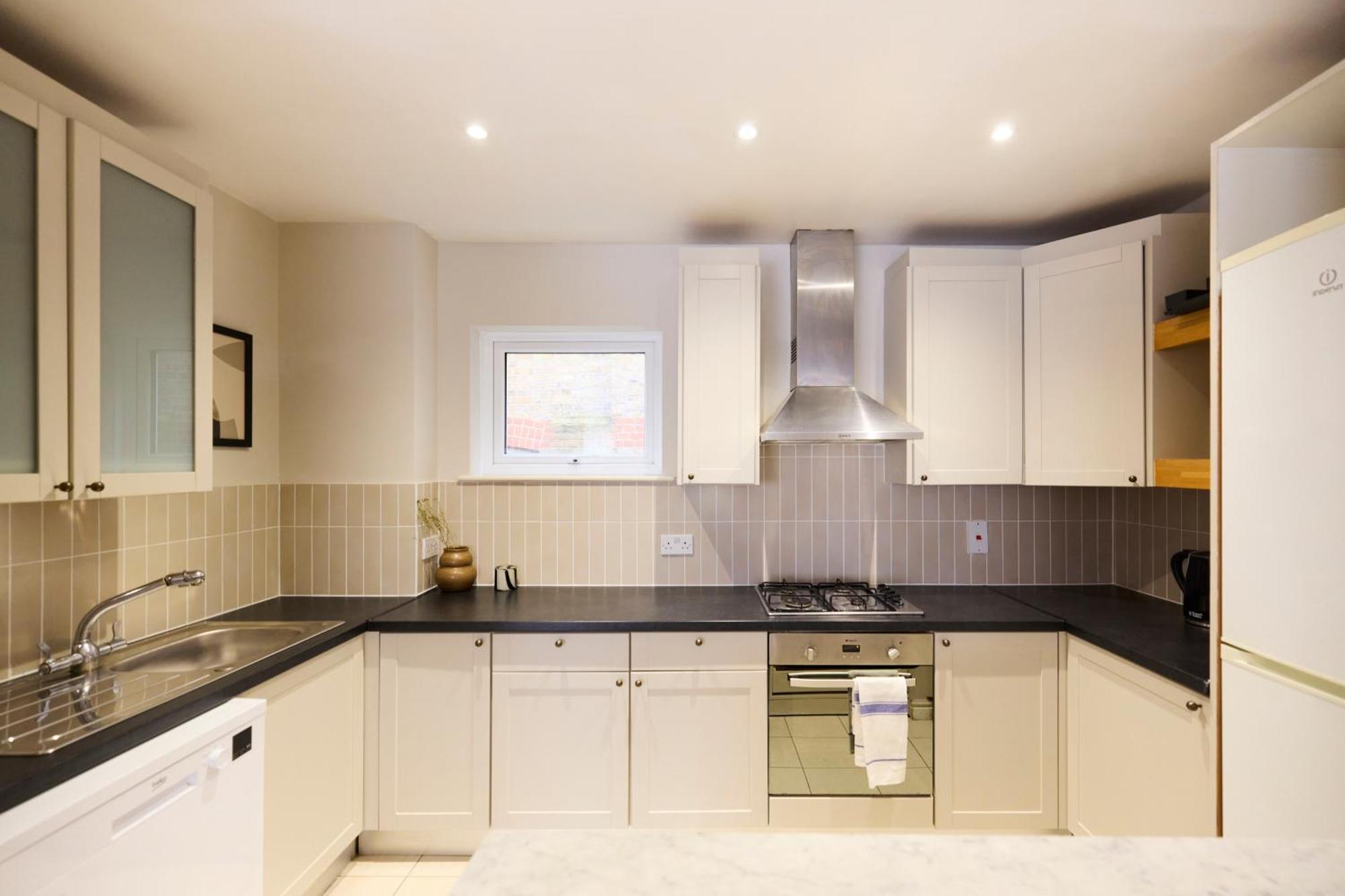 The Wray Crescent Hideout - Stylish 4bdr With Parking * Londra