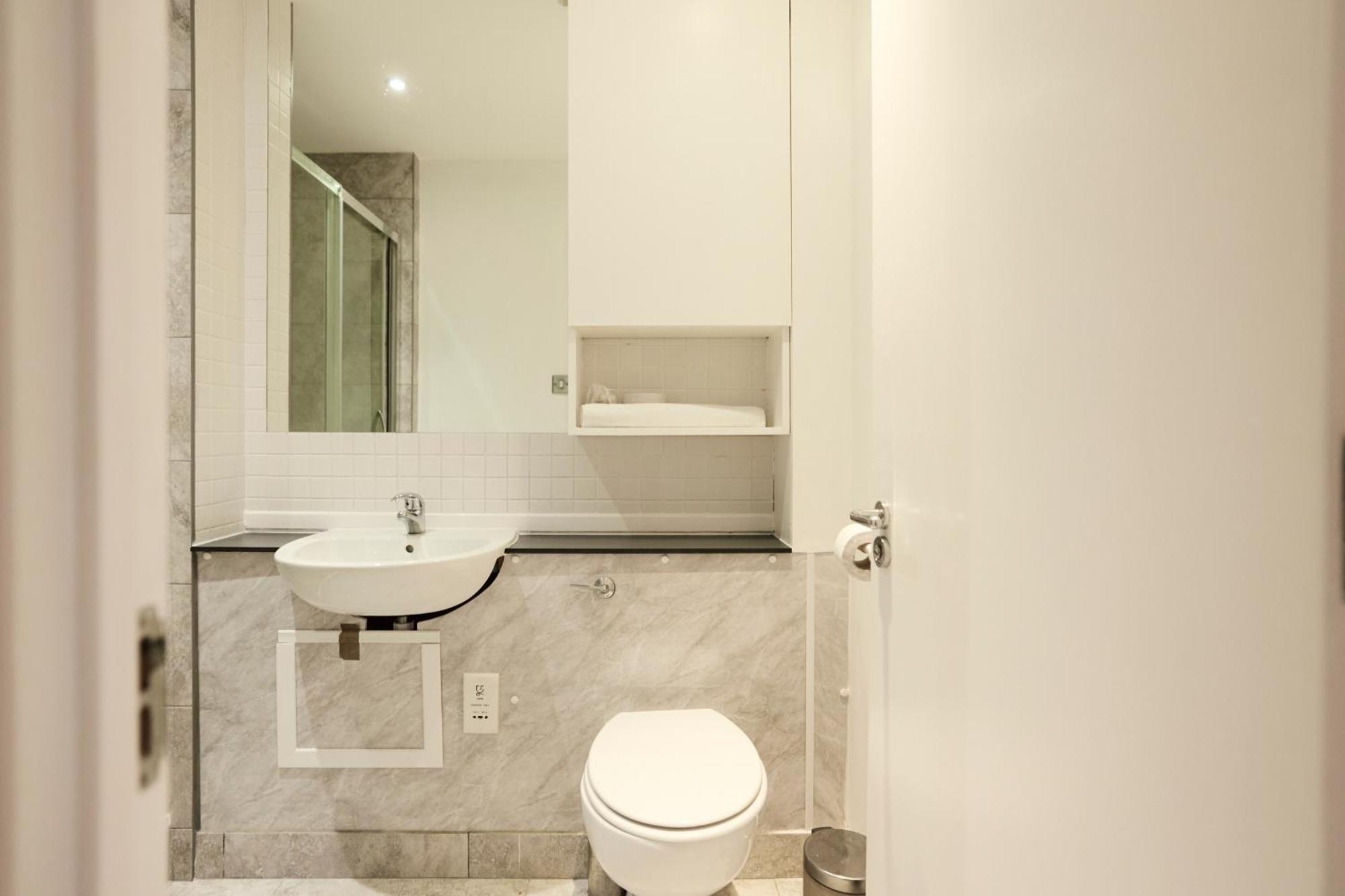 Appartamento The Wray Crescent Hideout - Stylish 4bdr With Parking Londra