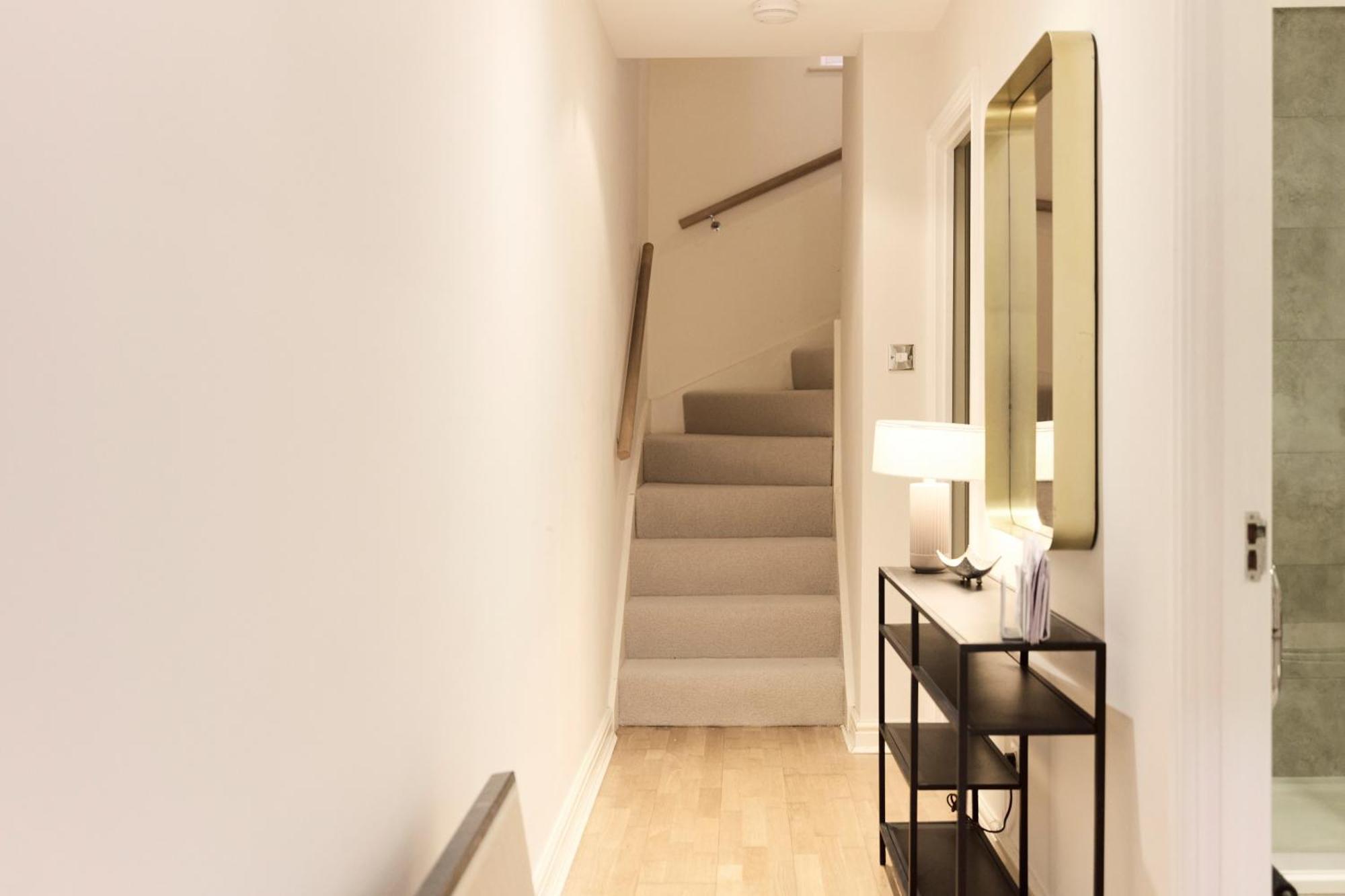 The Wray Crescent Hideout - Stylish 4bdr With Parking *
