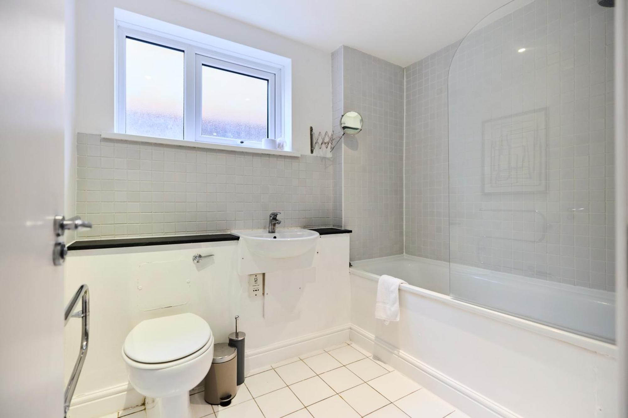 The Wray Crescent Hideout - Stylish 4bdr With Parking *