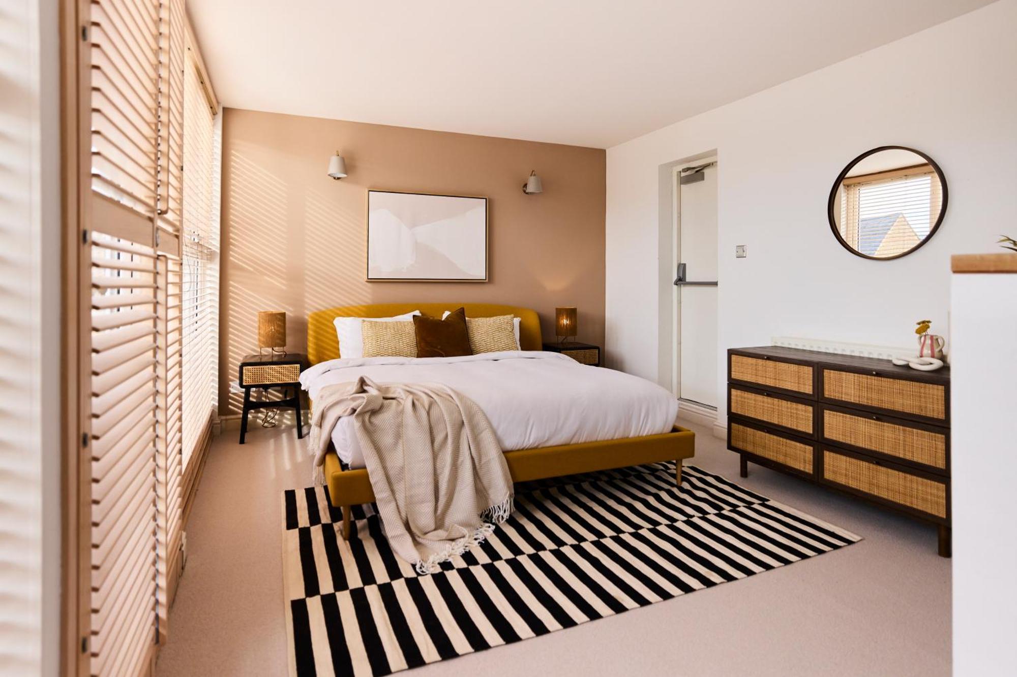 The Wray Crescent Hideout - Stylish 4bdr With Parking