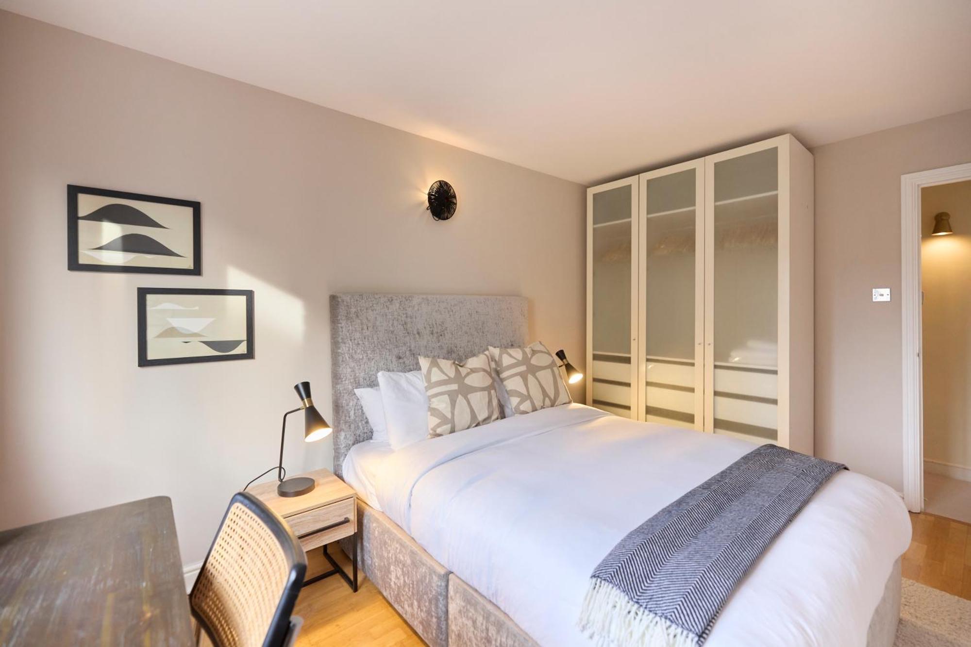 The Wray Crescent Hideout - Stylish 4bdr With Parking *